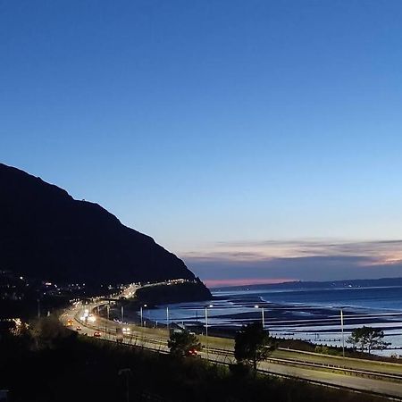 Modern Apartment With Breathtaking Sea Views Penmaenmawr Exterior photo